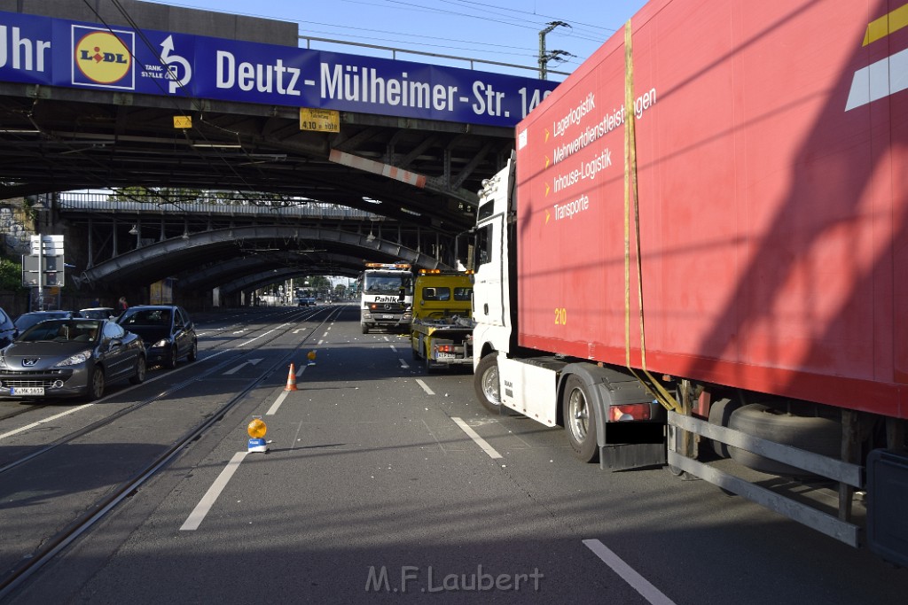 LKW blieb unter Bruecke haengen Koeln Deutz Opladenerstr Deutz Muelheimerstr P142.JPG - Miklos Laubert